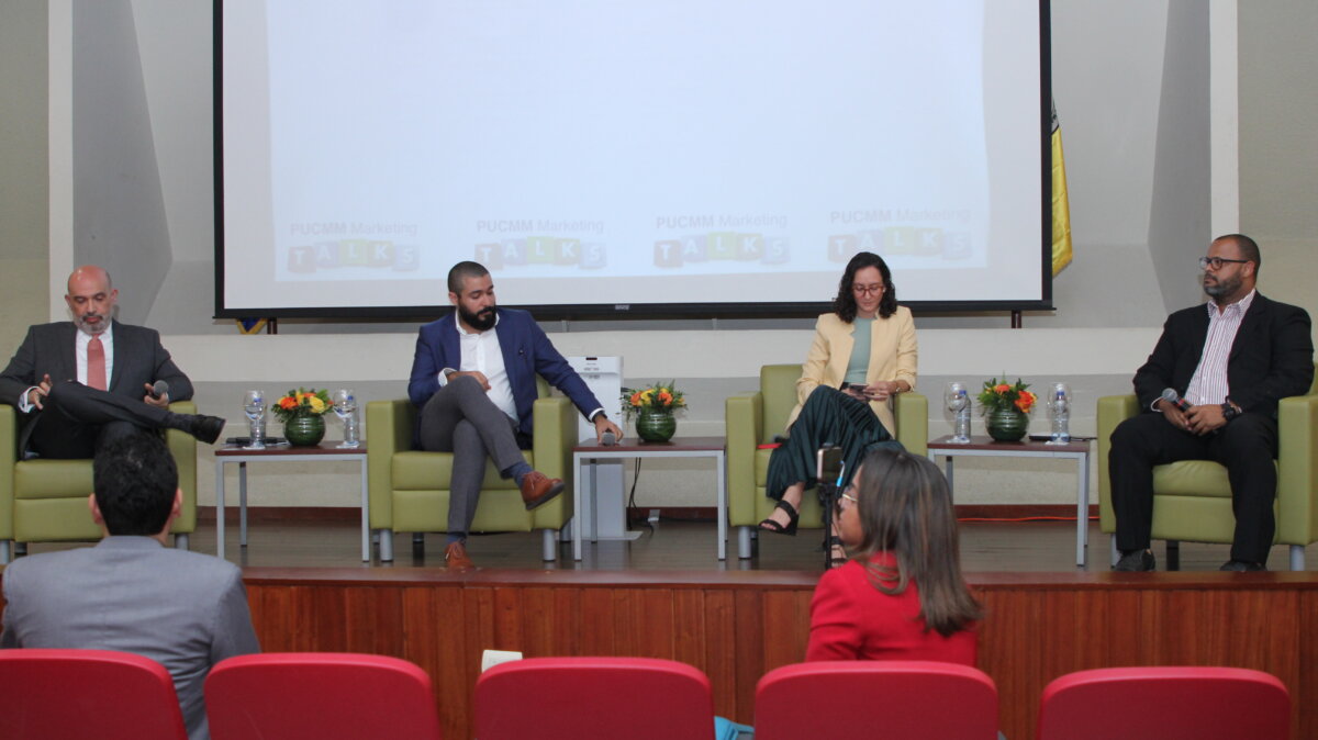 Panel de estrategas conversando sobre los influencers en la estrategias de Marketing