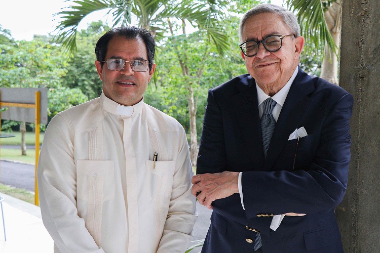 Pedro Delgado Malagón posa junto al rector Secilio Espinal