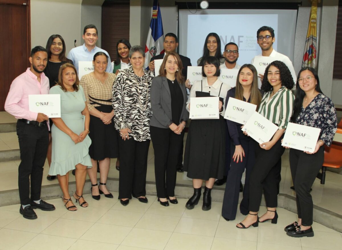 PUCMM y DGII gradúan estudiantes del programa NAF de educación fiscal