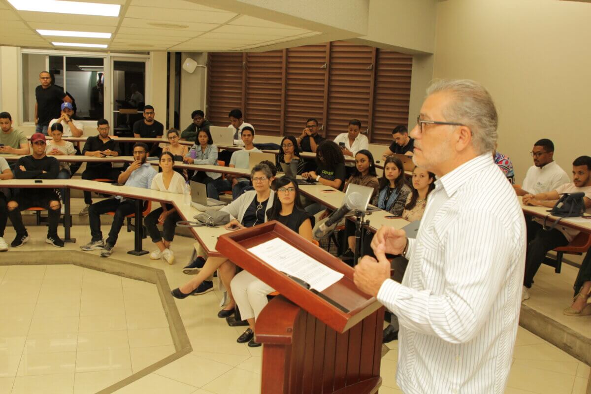 Escuela de Negocios realiza charla sobre el Derecho Marítimo en el Comercio Internacional