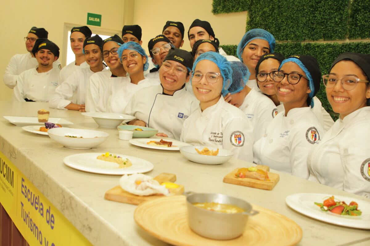 Estudiantes de Turismo y Gastronomía presentan platos inspirados en Iberoamérica.