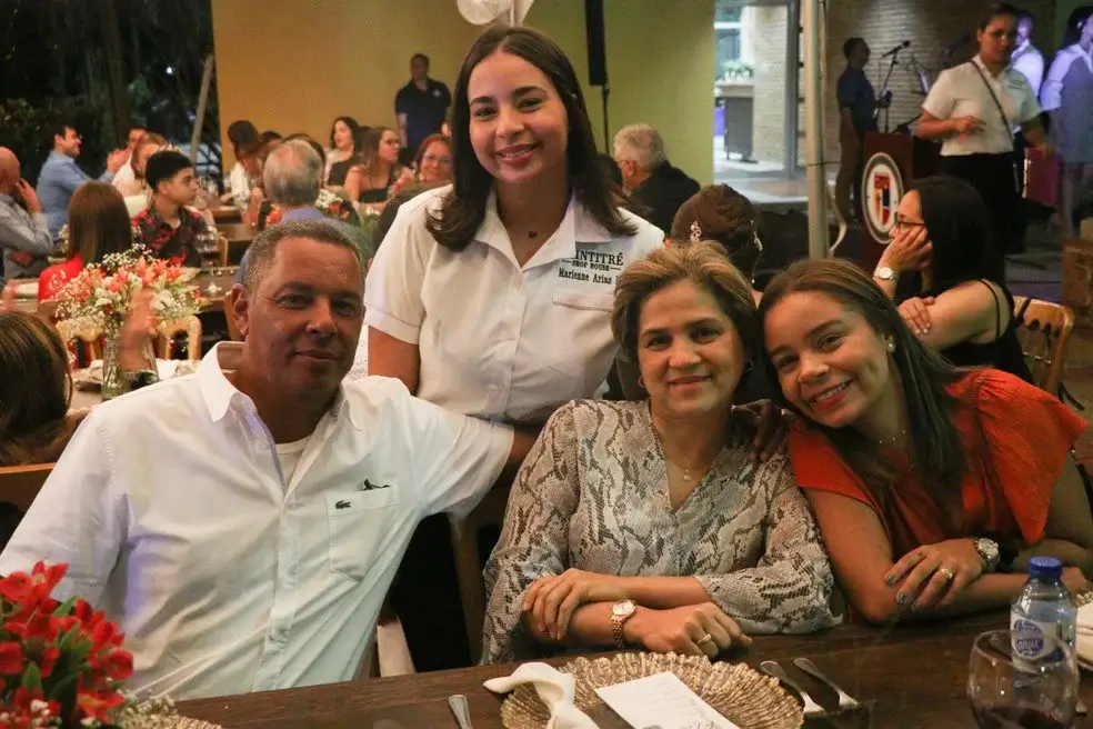 Estudiantes d ela promoción Veintire Shop House realizan cena para padres