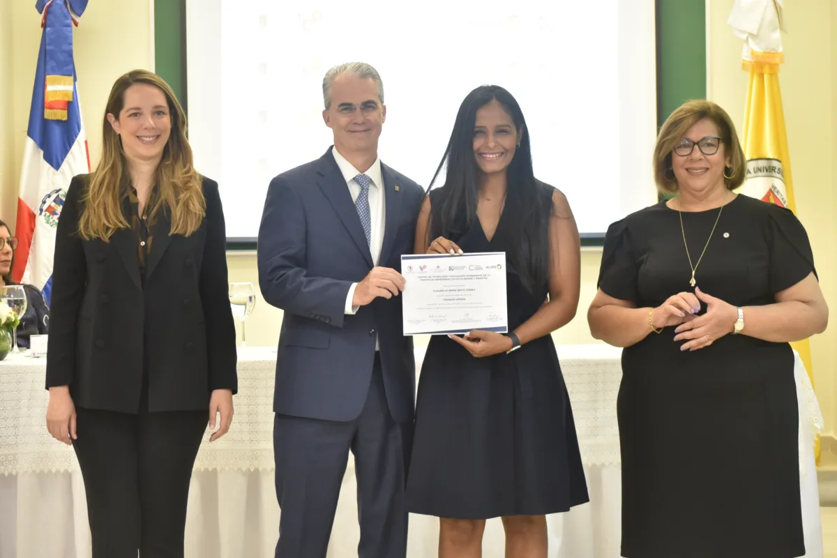 Instituciones entregan certificado a participantes de curso sobre finanzas verdes