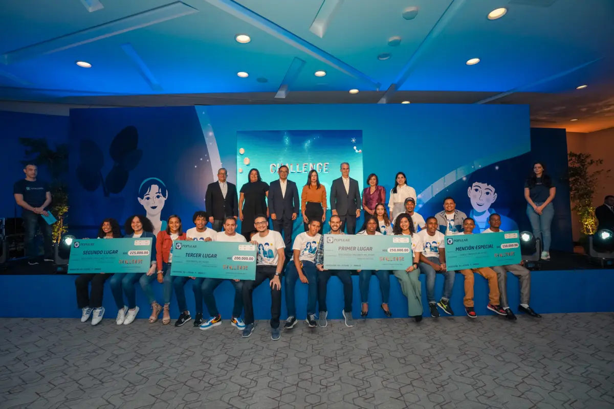 Ganadores de la séptima edición del Challenge Popular junto a ejecutivos del Banco Popular, durante la premiación.