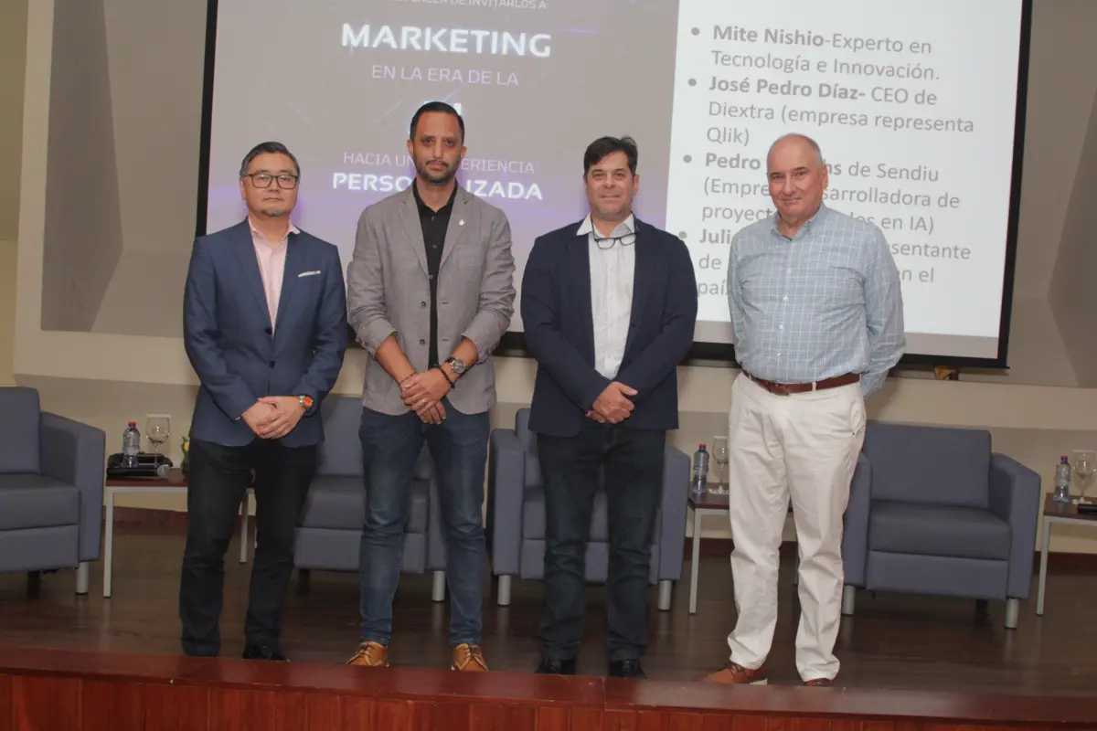 Escuela de Negocios realiza panel sobre marketing en la era de la IA