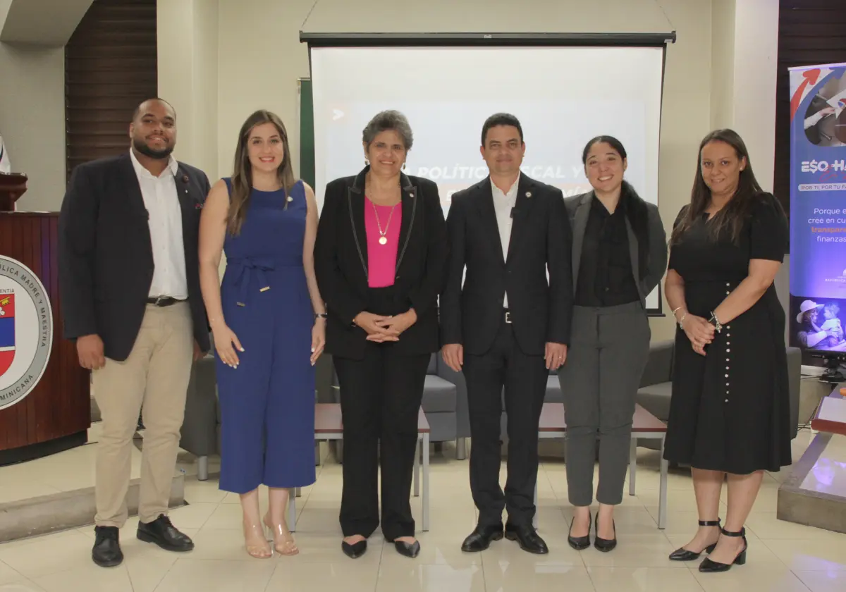 Estudiantes de Negocios y Economía reciben charla sobre el impacto de la política fiscal