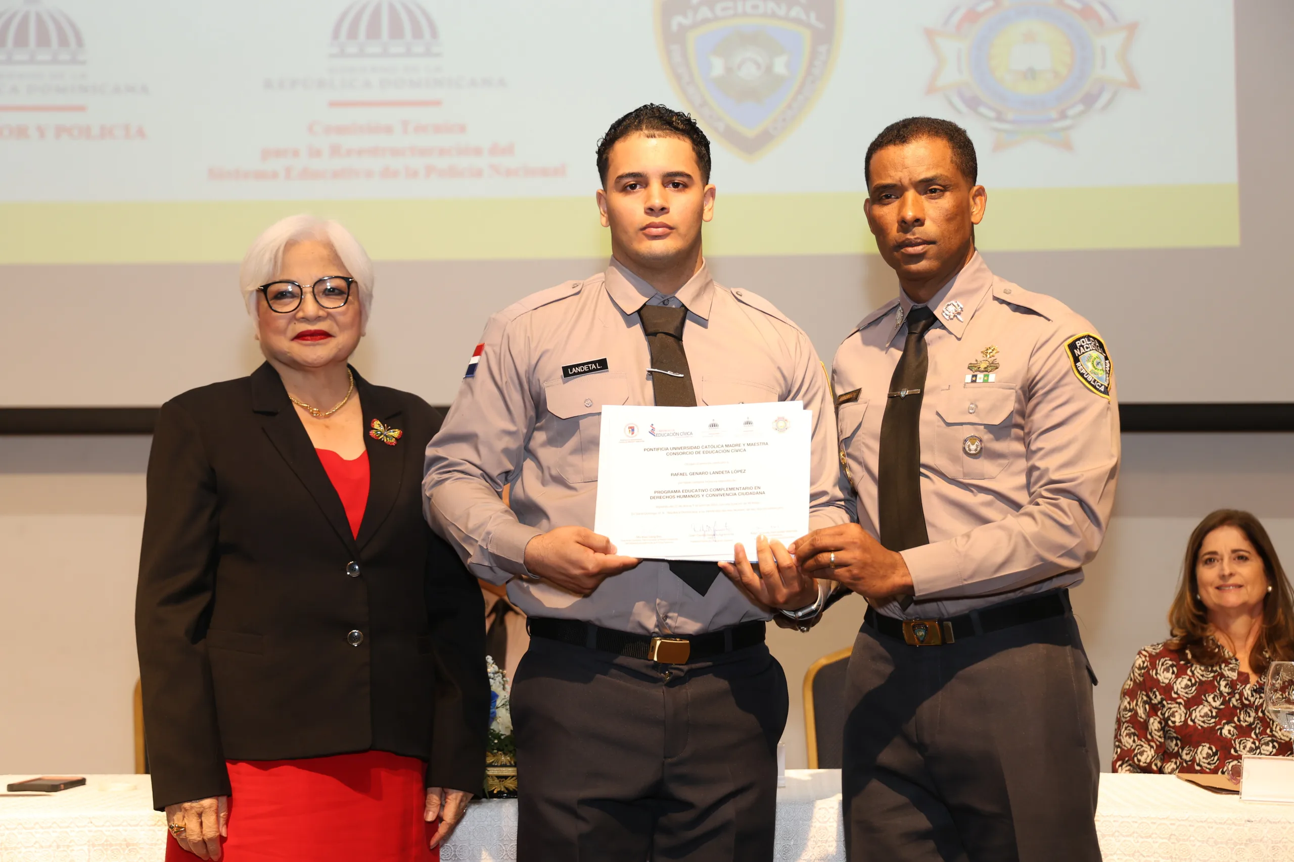 Gradúan policías en servicio con programa académico complementario