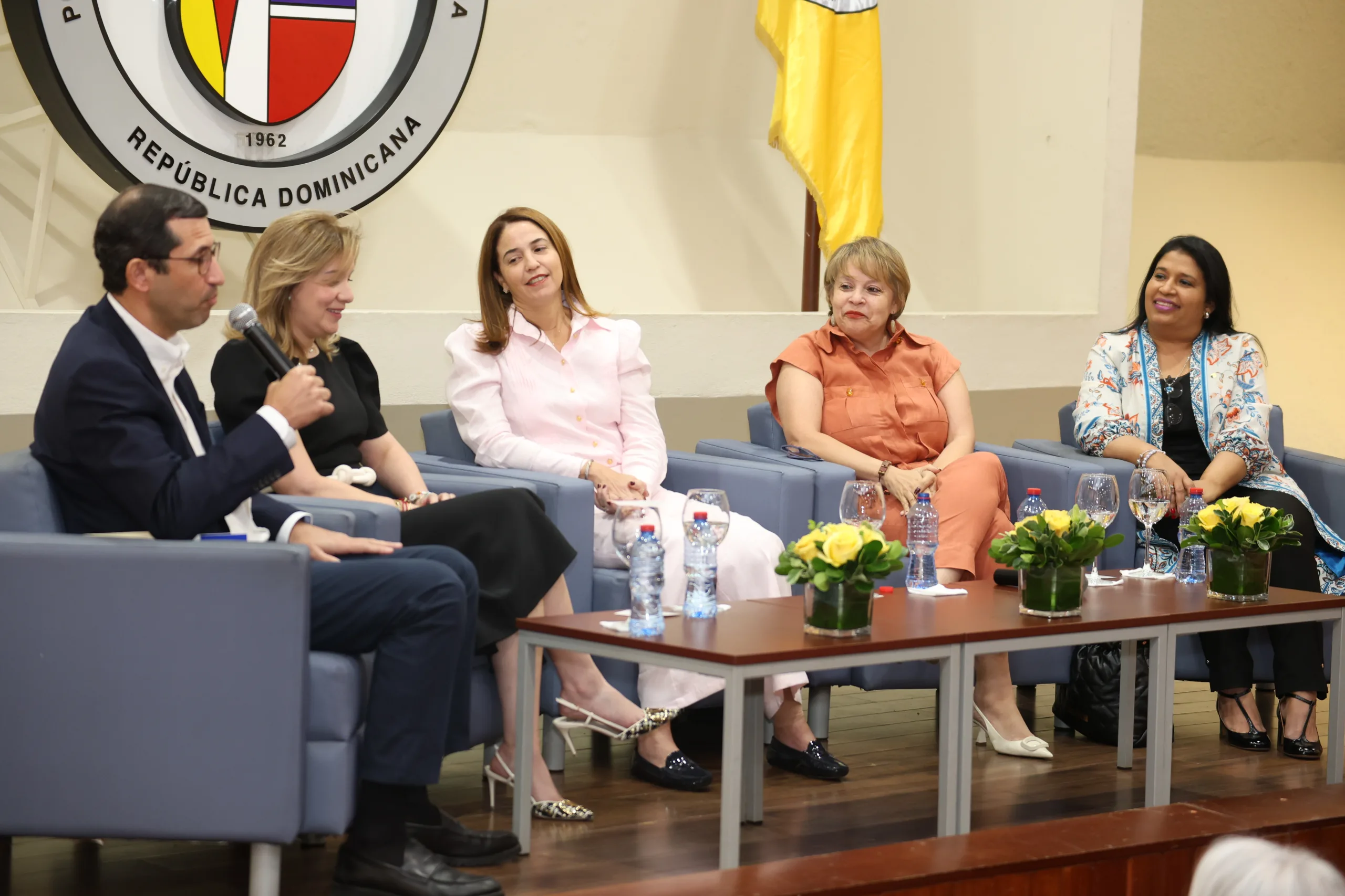 Escuela de Derecho realiza conversatorio para conmemora Día Internacional de la Mujer