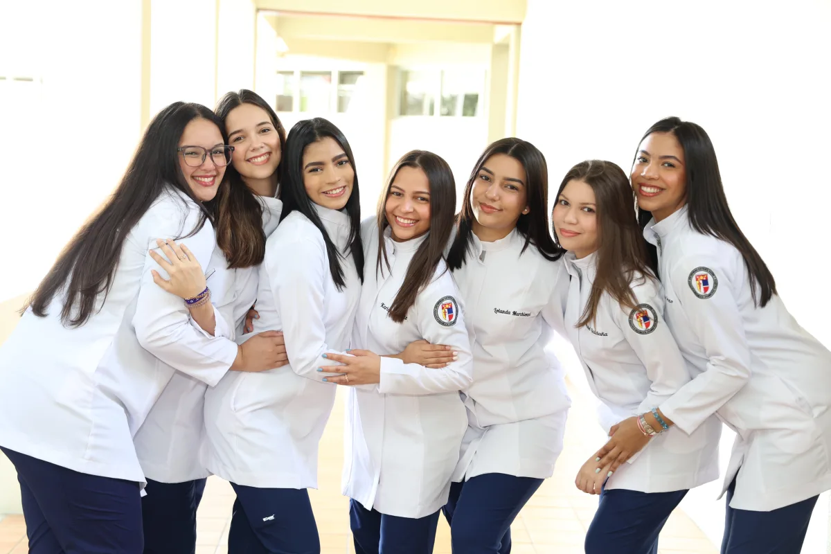 Escuela de Estomatología de la PUCMM entrega batas blancas a estudiantes