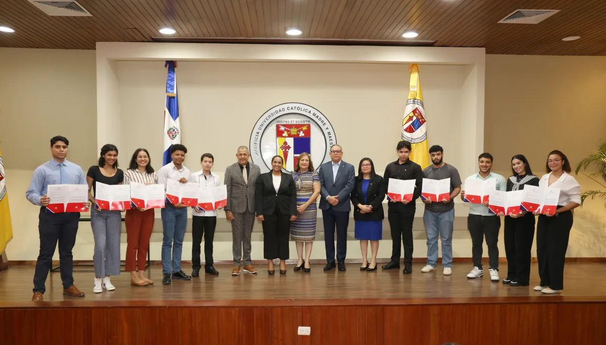 MESCyT entrega 90 becas para estudiar en PUCMM