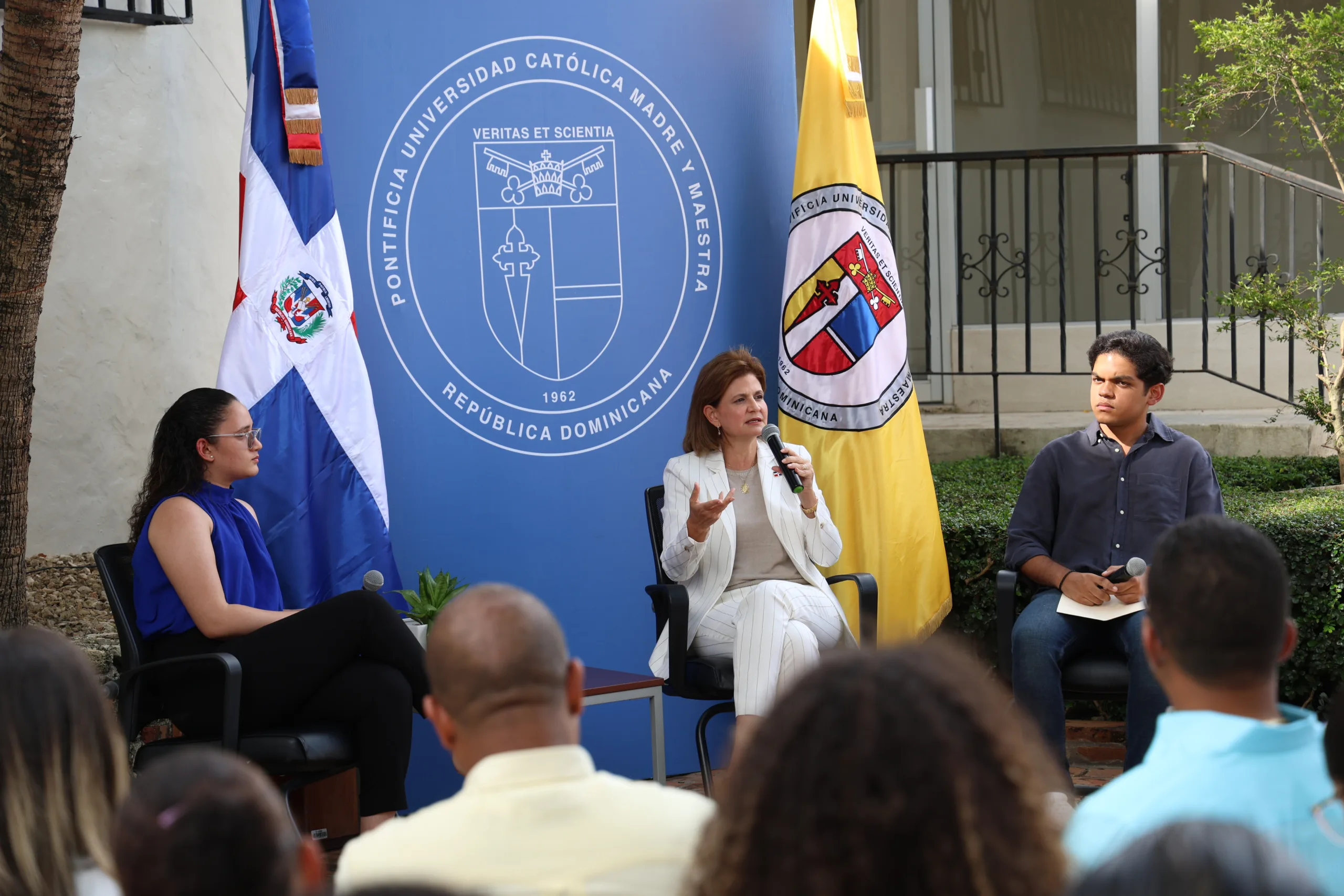 Raquel Peña expresa su deseo de volver a las aulas durante "Café Político" en la PUCMM