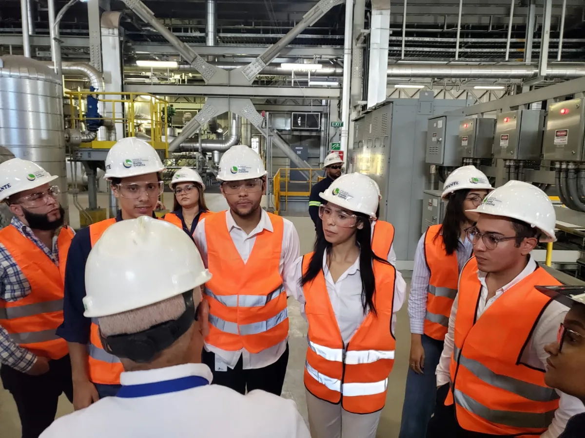 Estudiantes de Derecho visitan planta termoeléctrica Punta Catalina