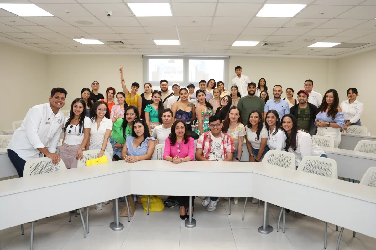 Estudiantes de UNITEC Colombia visitan la Escuela de Turismo de PUCMM