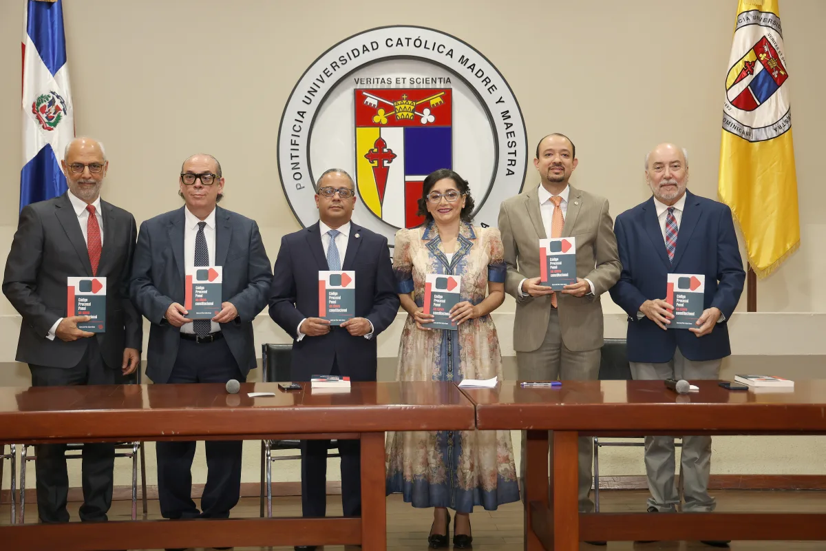 En la foto, se encuentran Flavio Darío Espinal, Eduardo Jorge Prats, el presidente del Tribunal Constitucional, Napoleón Estévez Lavandier, María del Pilar Zuleta, el director de la Escuela de Derecho, Héctor Alies, y Eric Raful. 