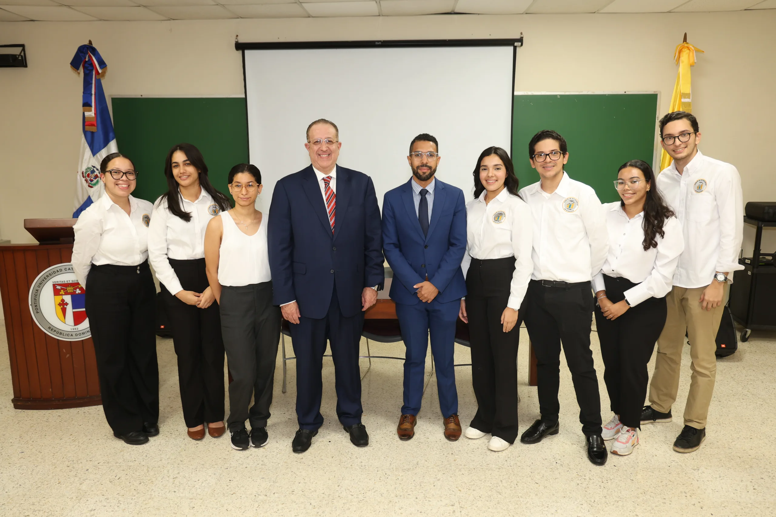 Escuela de Negocios premia el talento estudiantil en primera Competencia de Investigación Económica