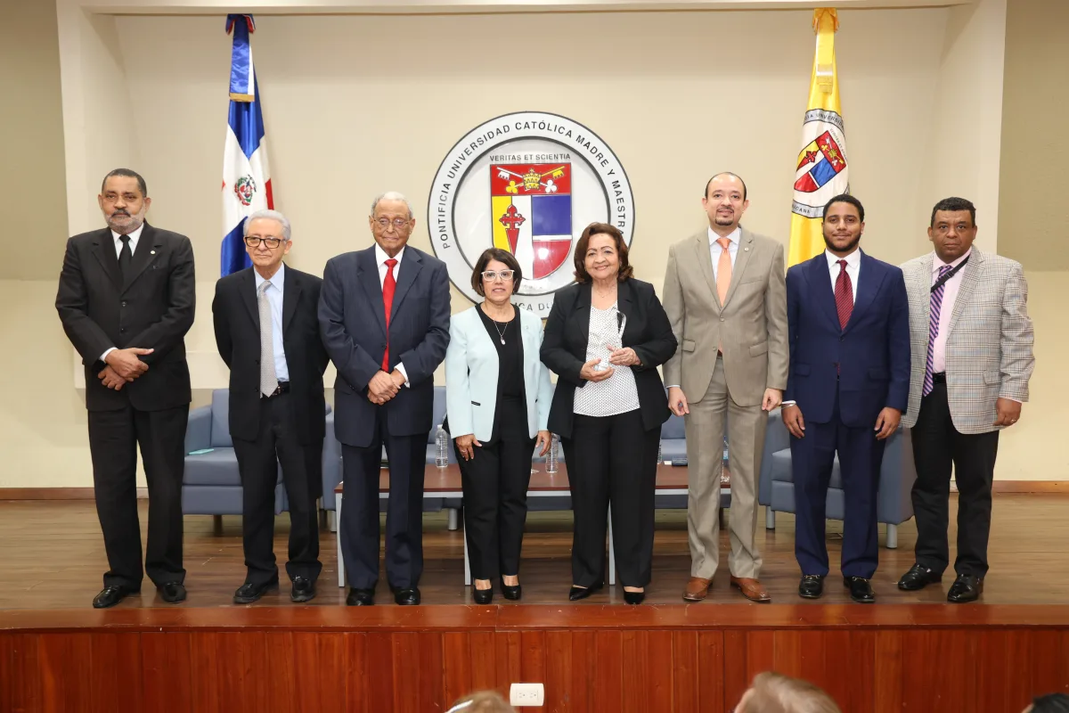 PUCMM rinde homenaje a la profesora Carmen Semíramis Olivo por su destacada trayectoria académica