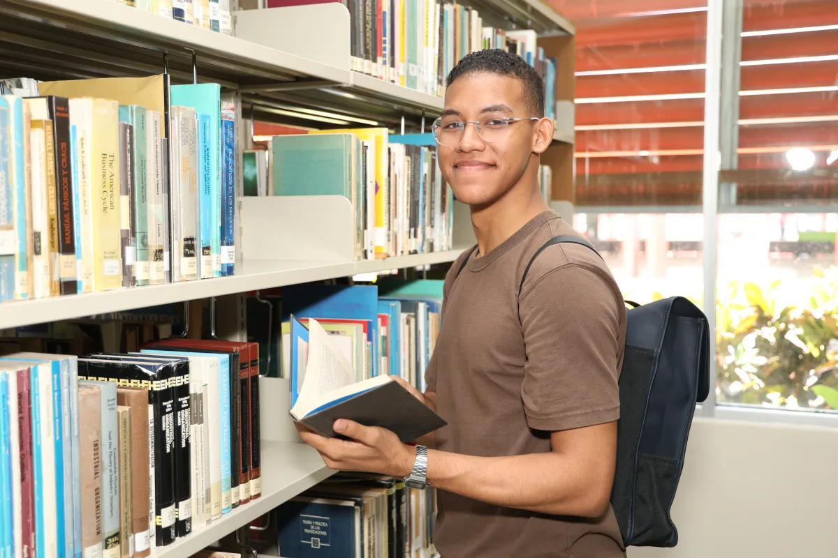 Sistema de Bibliotecas PUCMM inaugura modalidad de estantería abierta en la Semana del Libro 2025