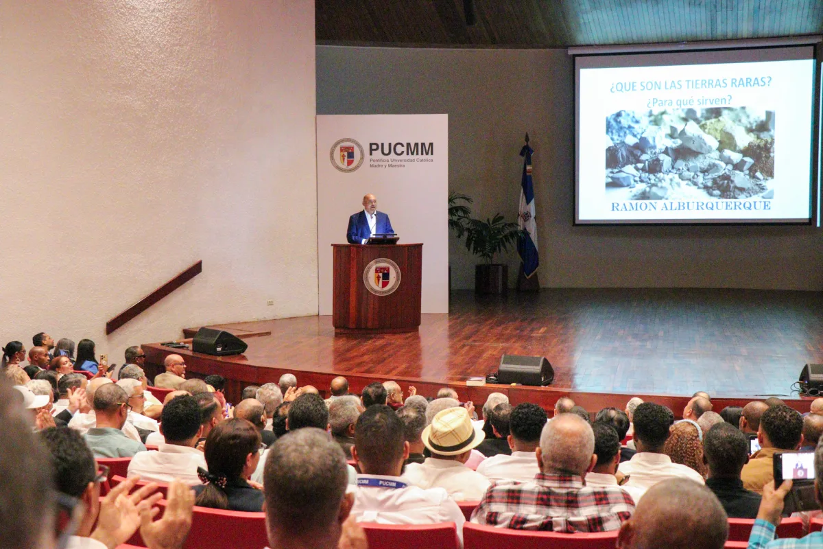 Ramón Alburquerque expone en PUCMM sobre tierras raras en el desarrollo nacional