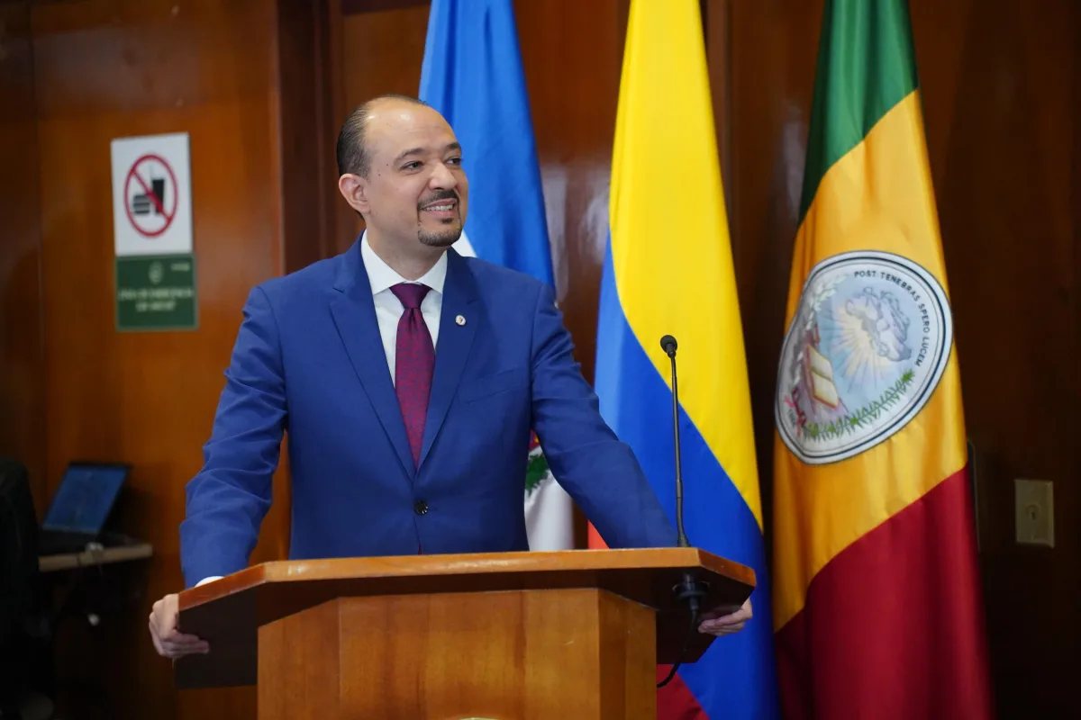 Profesor Héctor Alies sustenta su tesis doctoral y obtiene la máxima distinción académica