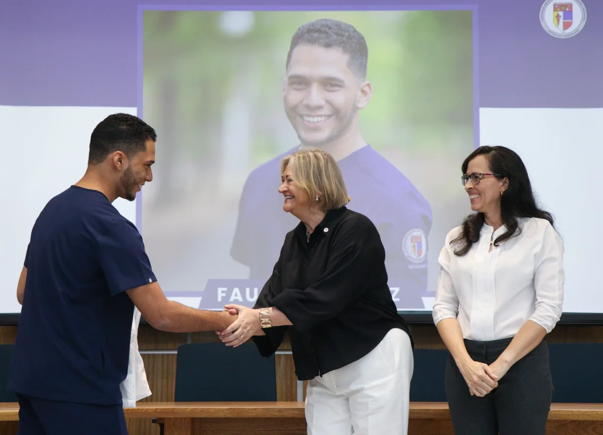 Escuela de Estomatología entrega batas blancas a 39 estudiantes