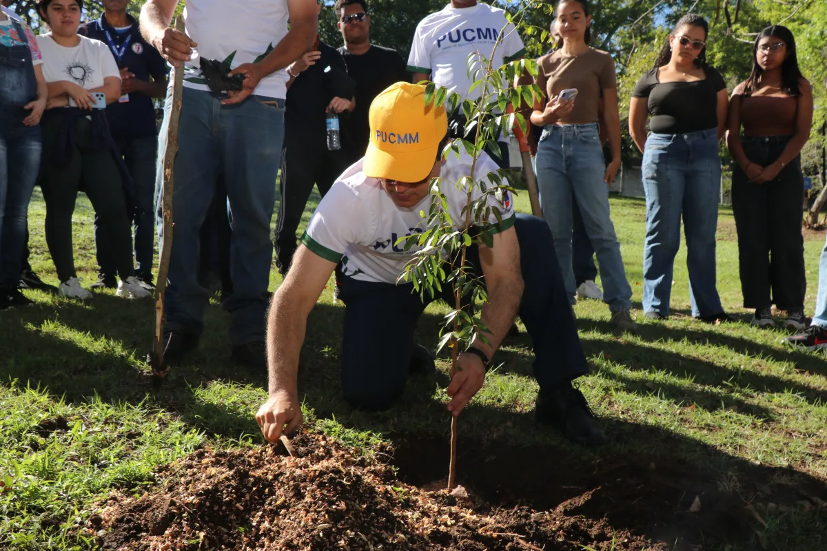 PUCMM, pulmón de Santiago, celebra el Día del Árbol con plantación de arboles