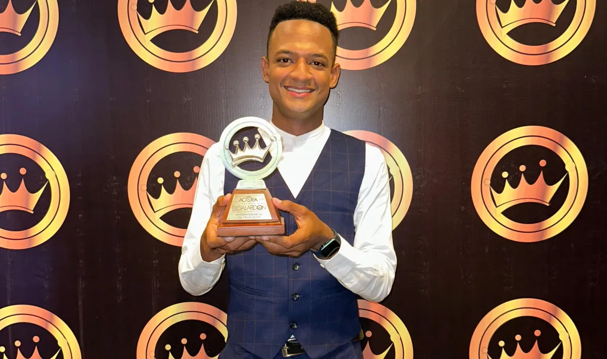 Estudiante de PUCMM gana como “Presentador de Televisión” en Premios El Galardón
