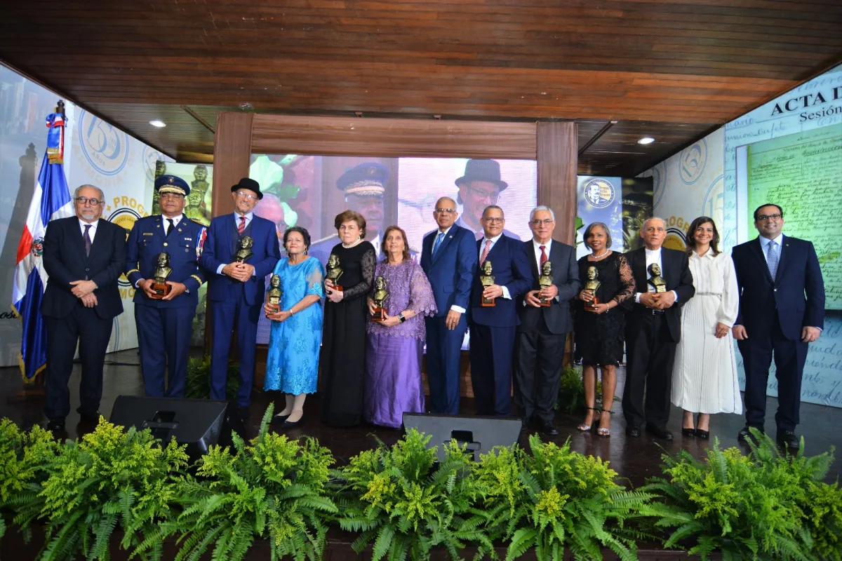 Docentes PUCMM reciben premio del Ateneo Amantes de la Luz