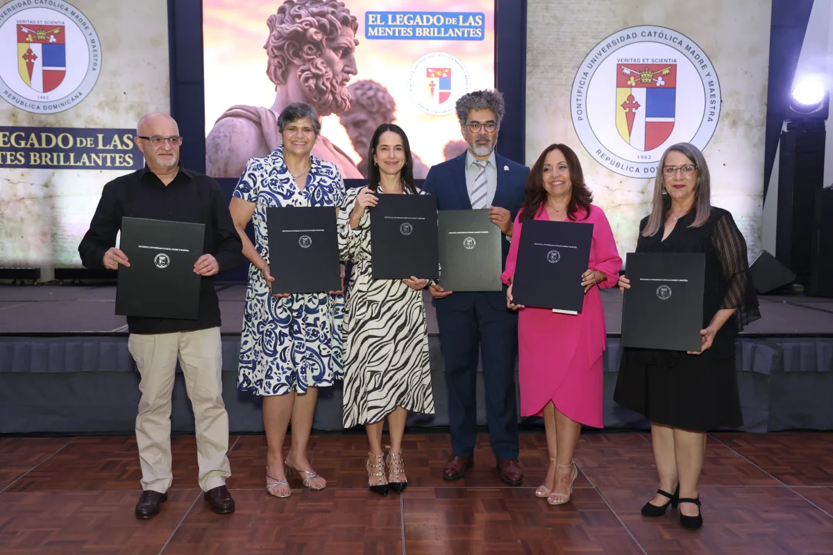 PUCMM reconoce a seis docentes en el Día del Maestro 2025