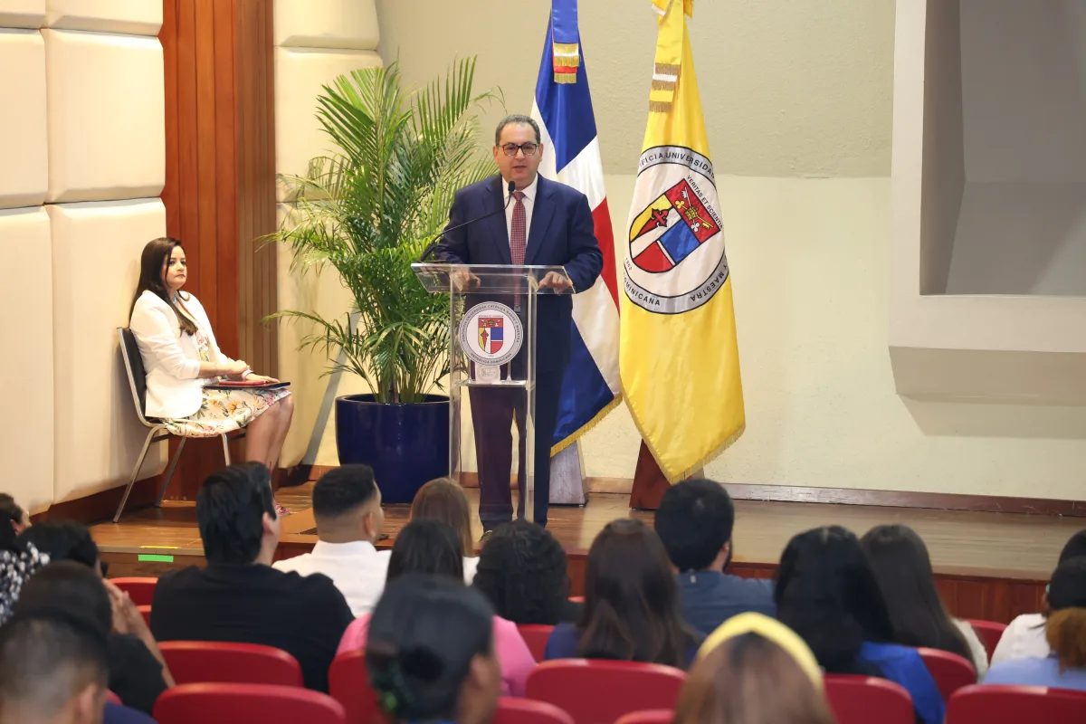 SNS comparte lecciones sobre gestión de crisis con estudiantes de Medicina de la PUCMM