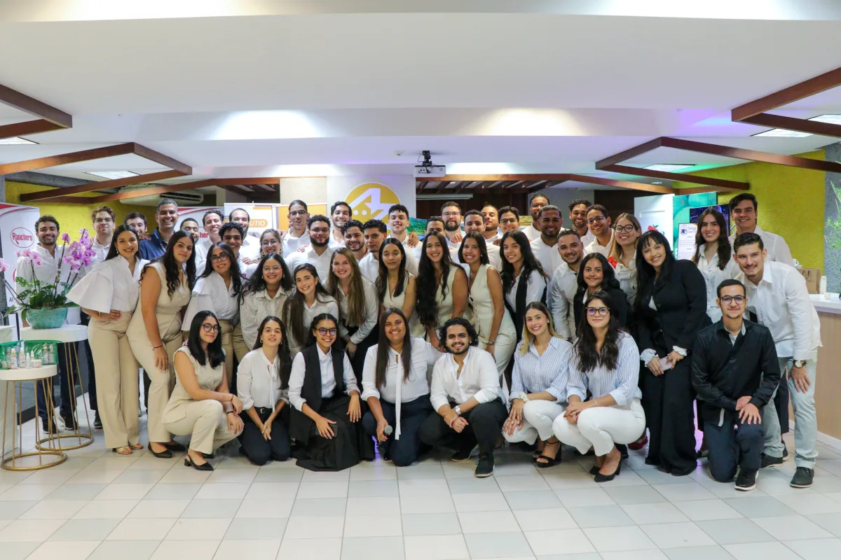 Estudiantes presentan soluciones para marcas en feria académica
