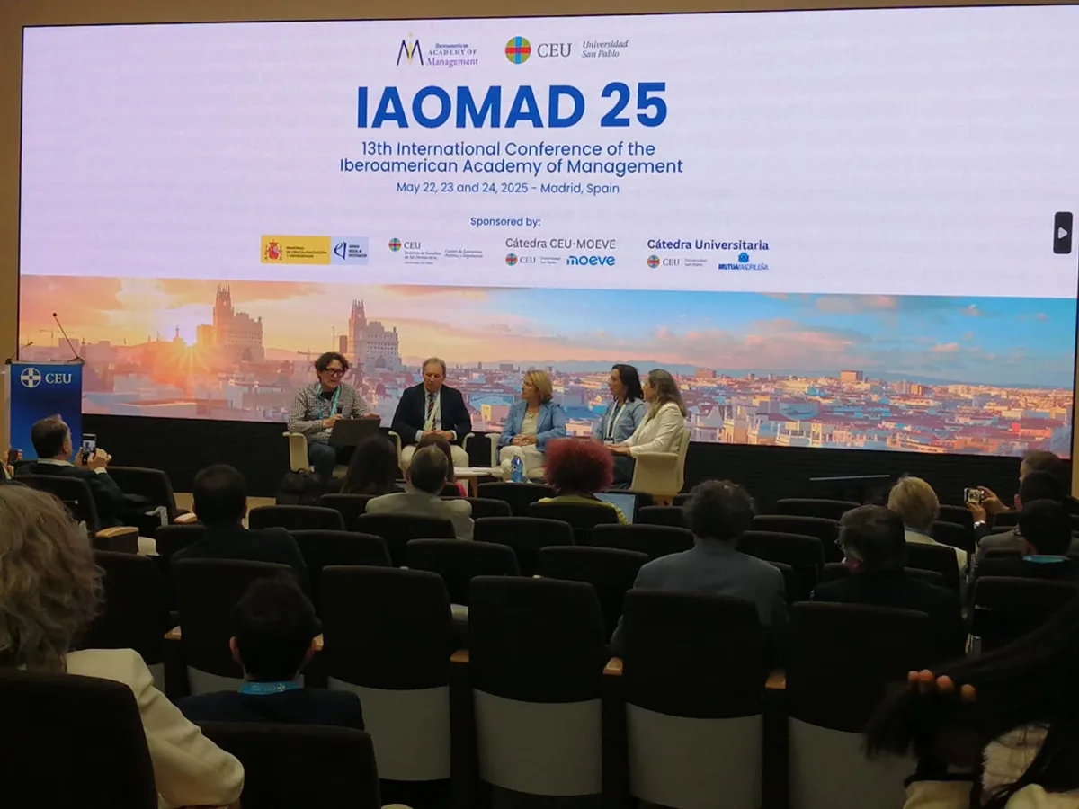 Profesores de la Escuela de Negocios presentan proyecto de investigación en España sobre IA