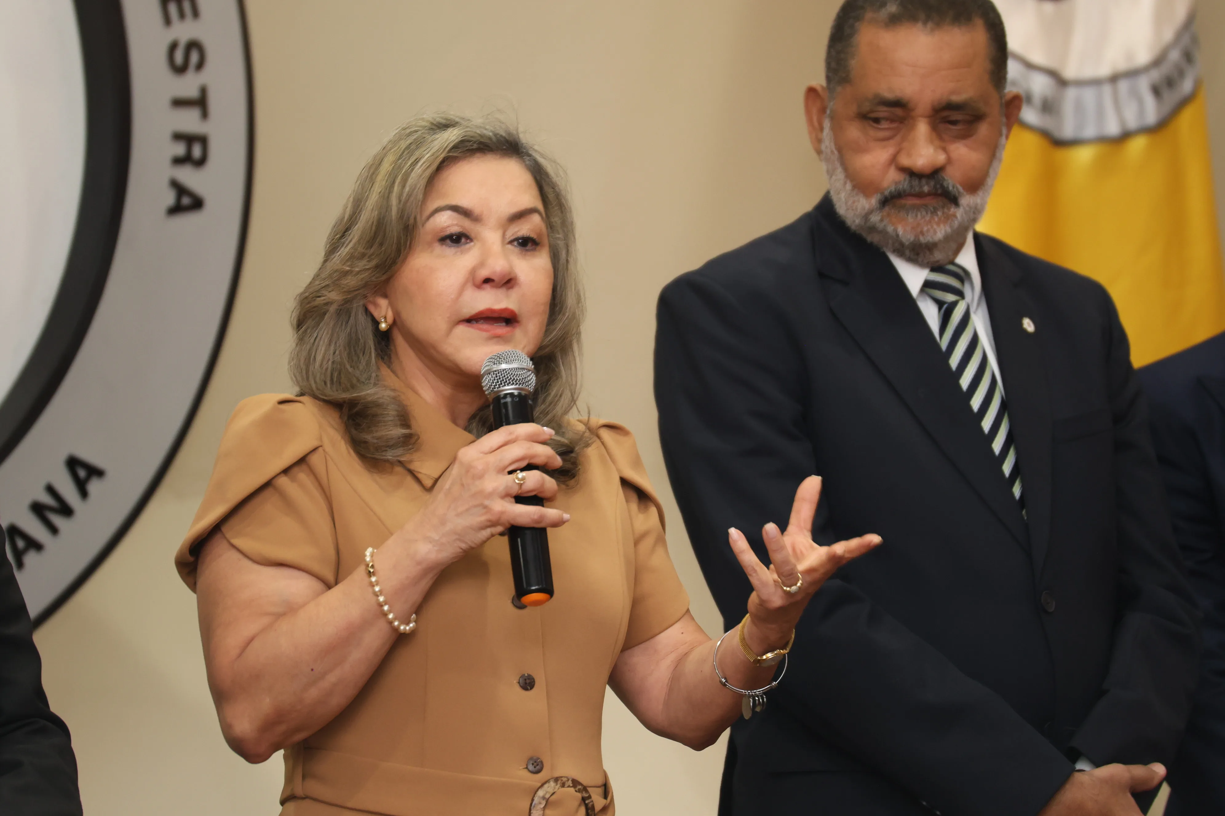 PUCMM reconoce la trayectoria docente de Hermenegilda del Rosario Fondeur