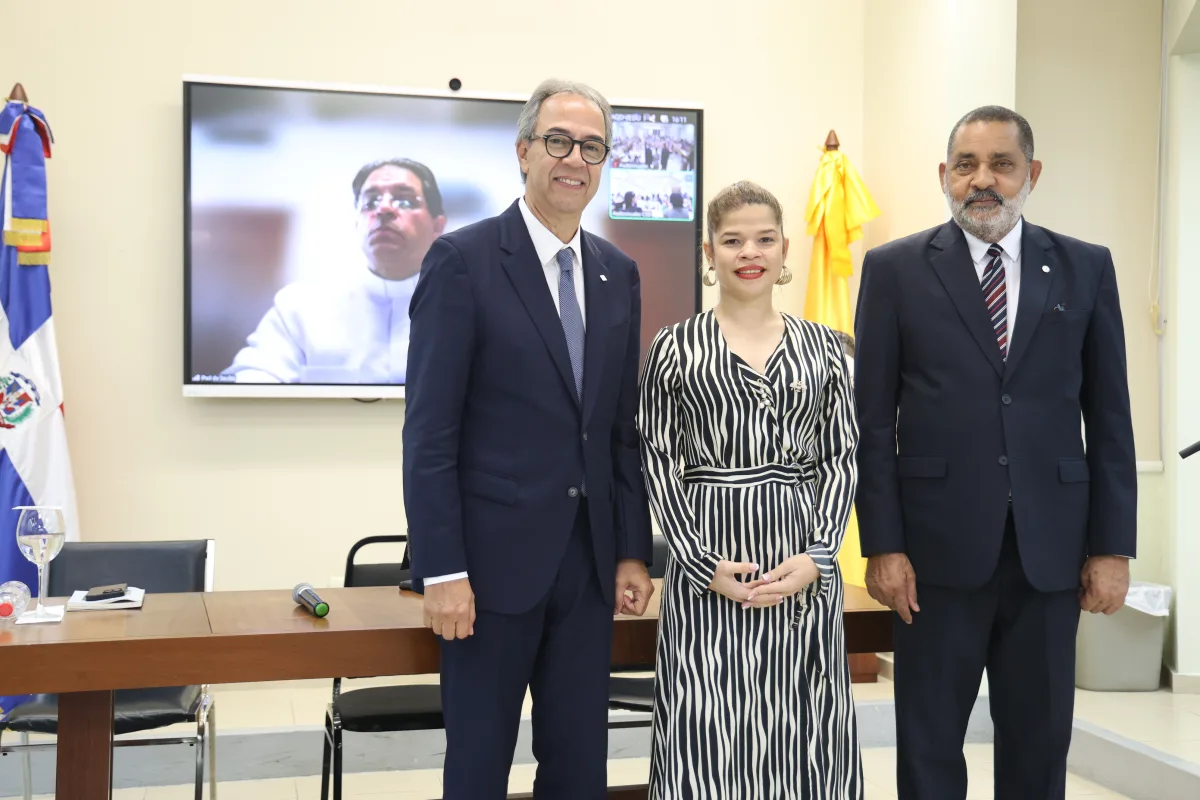 La Escuela de Lenguas realiza encuentro con el poeta José Mármol para reflexionar sobre identidad, ética y era digital