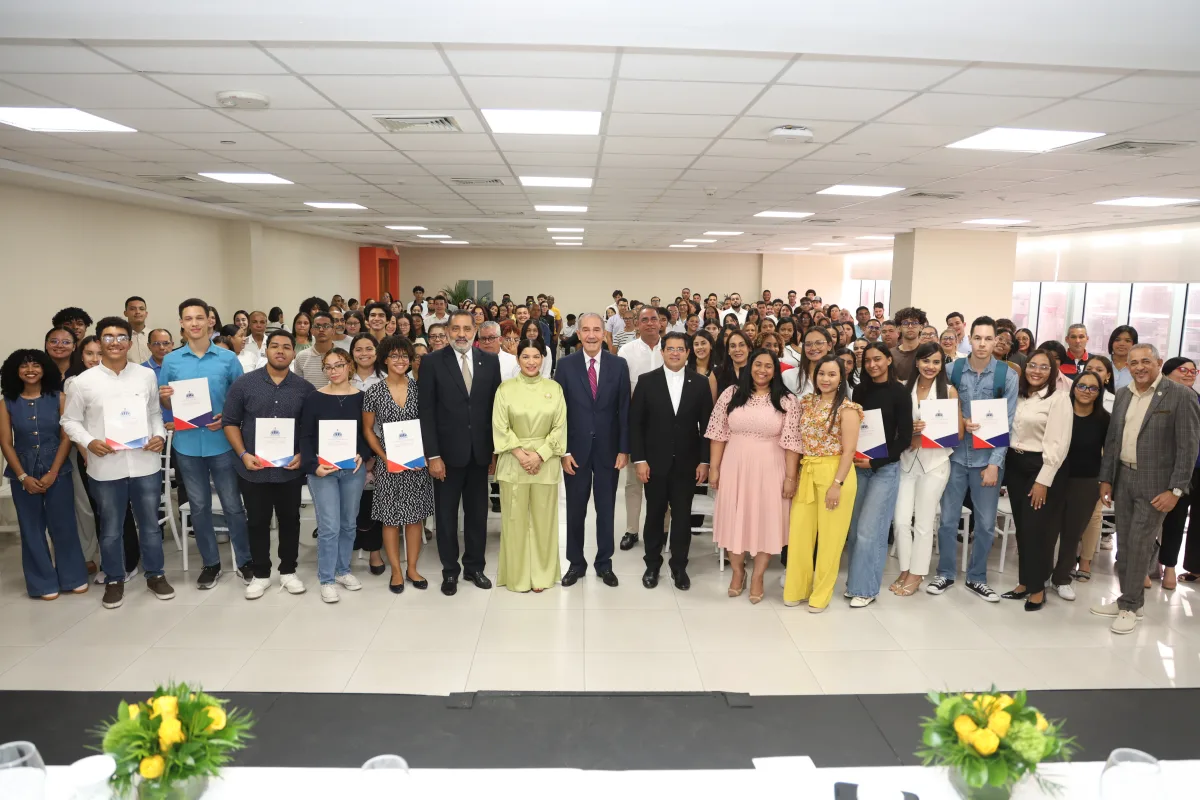 MESCyT entrega 163 becas a jóvenes para estudiar en PUCMM