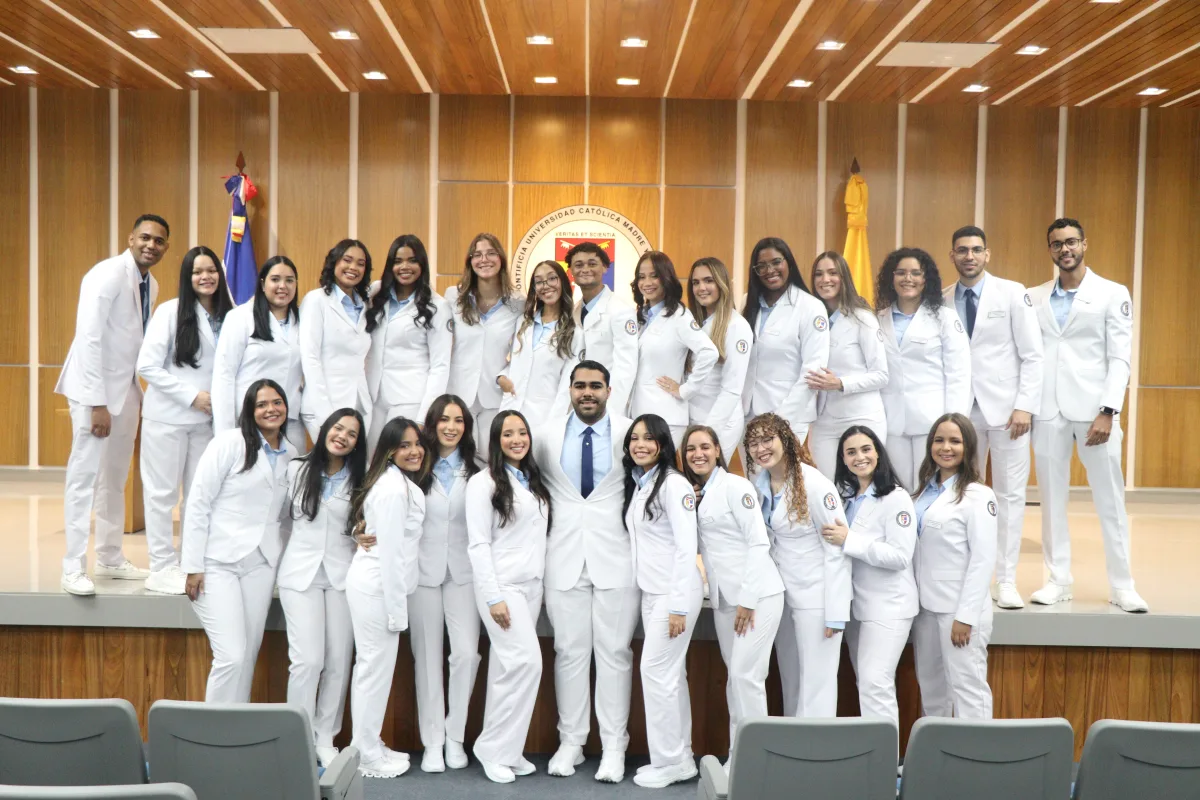 Escuela de Medicina celebra la entrega de plaquitas a 32 estudiantes