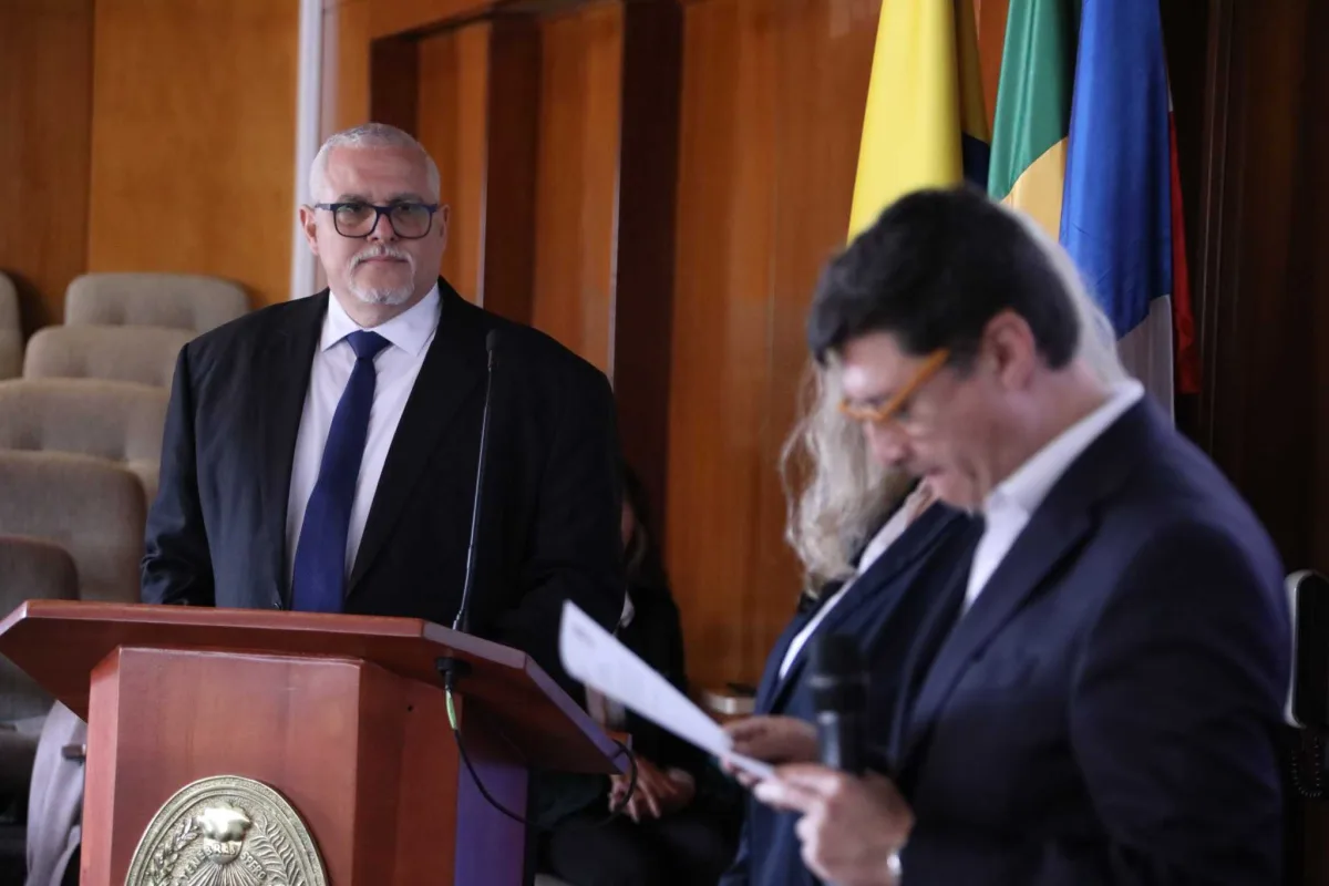 Samuel Arias, mientras escucha los argumentos del jurado de tesis doctoral