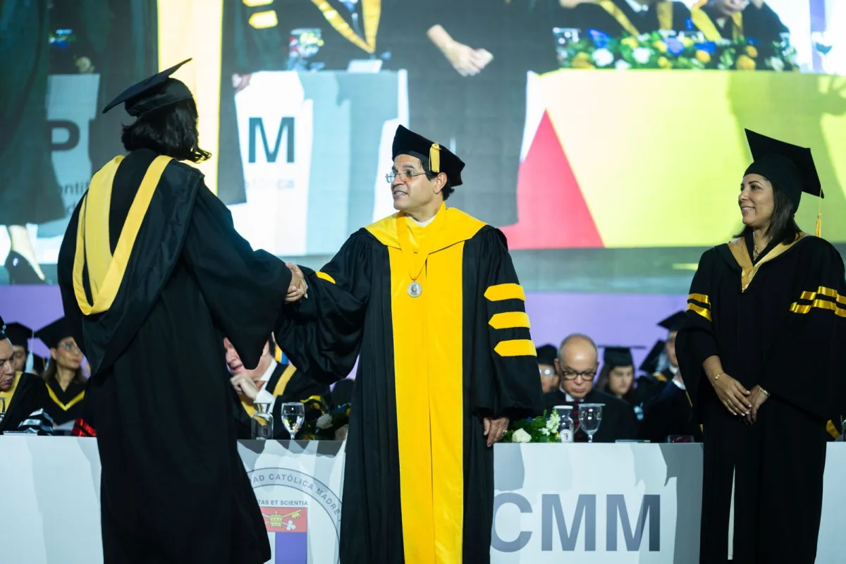 PUCMM entrega 1,326 profesionales en graduación y llama a fortalecer la calidad educativa preuniversitaria