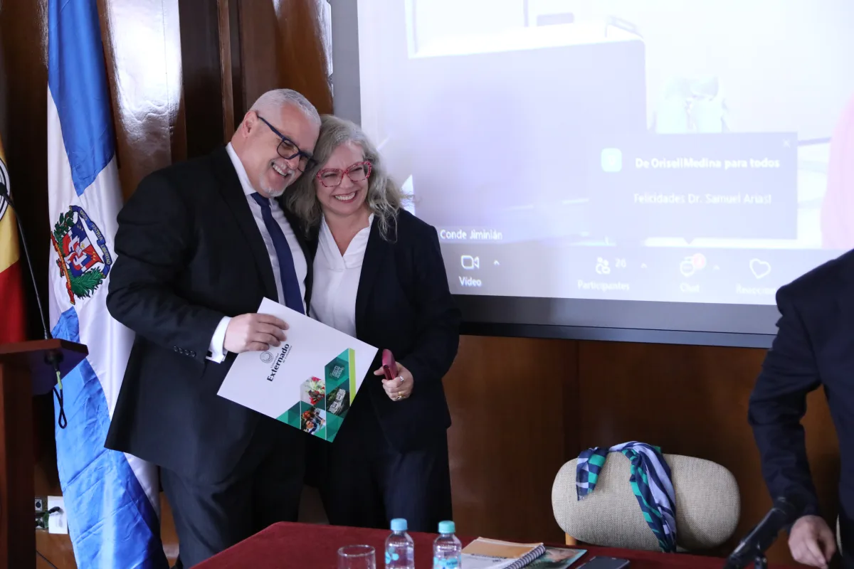 Samuel Arias y Carolina Vergel Tovar, directora de la tesis