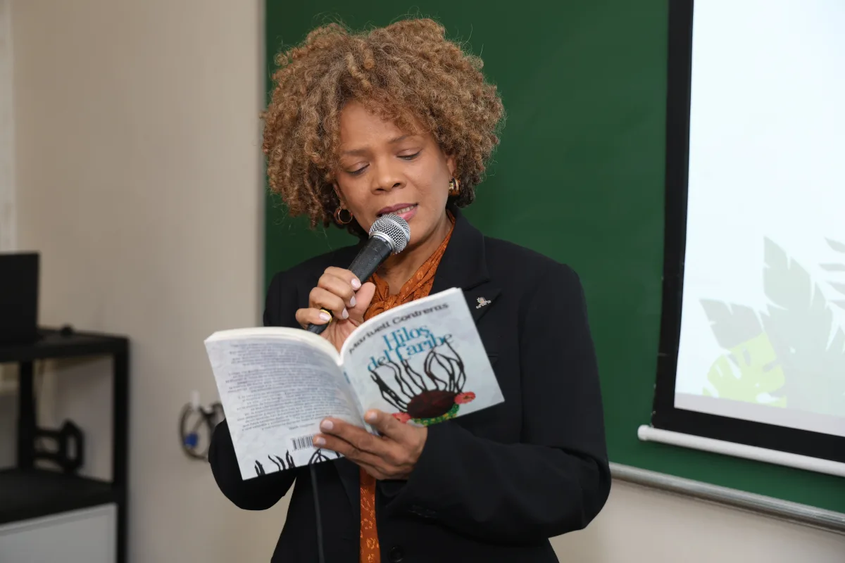 “Hilos del Caribe”: Marivell Contreras explora la identidad y el cabello afrodescendiente en su nuevo poemario