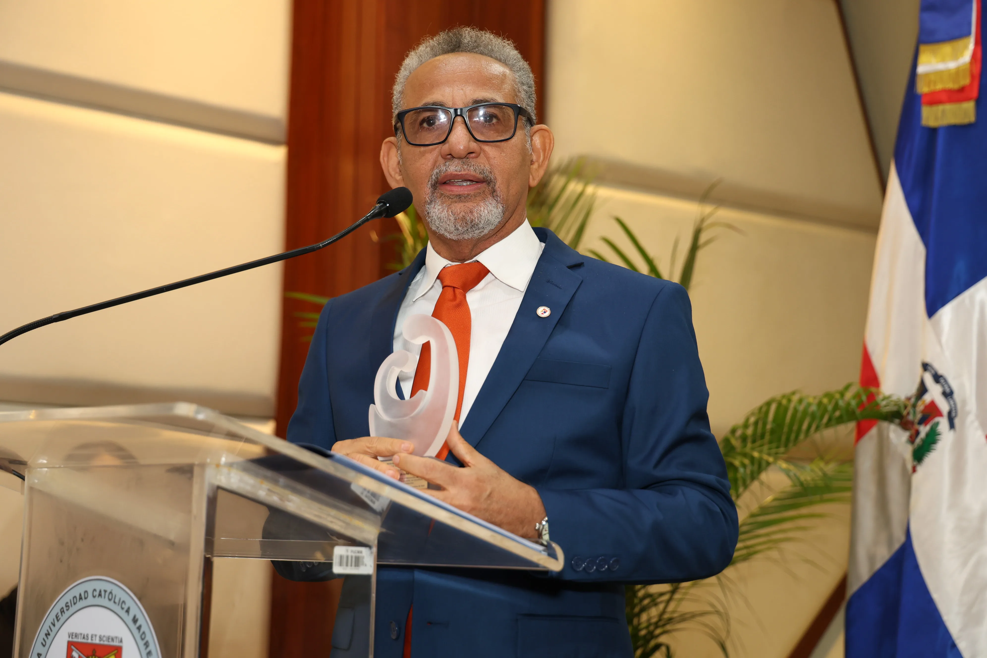 PUCMM reconoce al profesor Rosario Antonio Arache por su destacada trayectoria docente