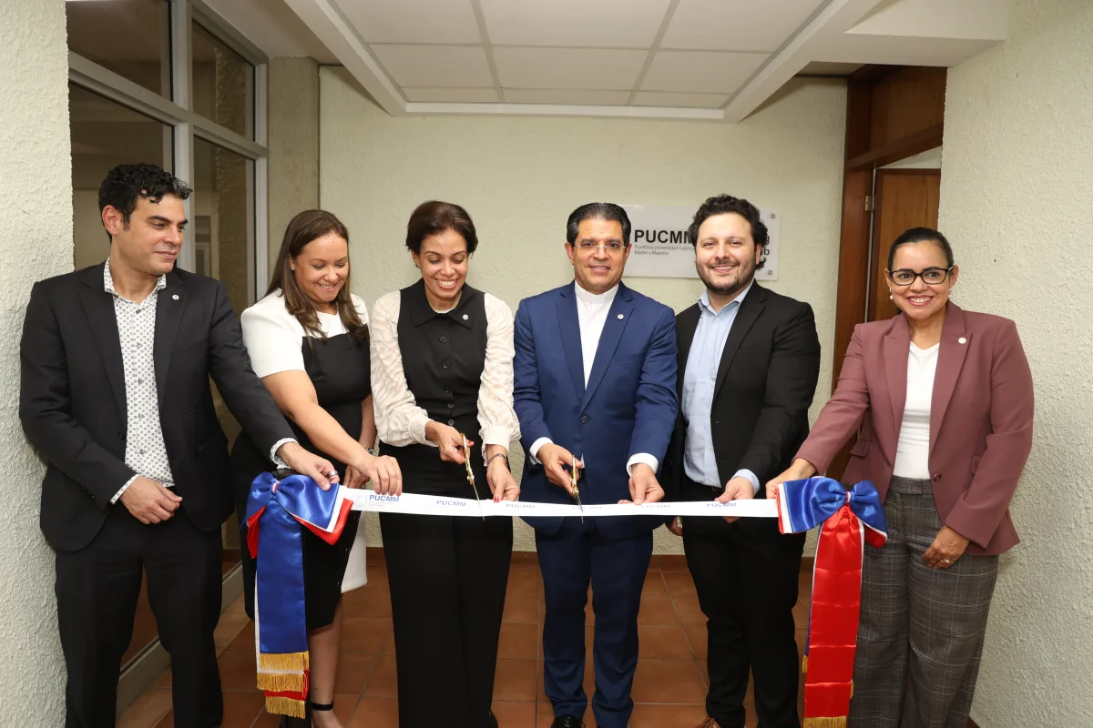 PUCMM inaugura Laboratorio Financiero Bloomberg, único en el país