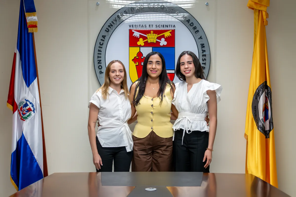 Estudiantes de PUCMM ganan primer lugar en la feria “Aventúrate RD 2025” con el diseño de una aplicación turística