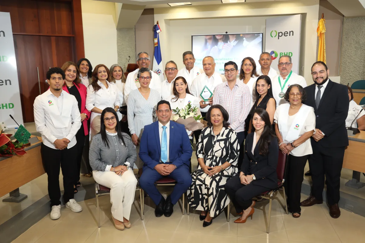 PUCMM y Banco BHD entregan certificados a 69 emprendedores y empresarios