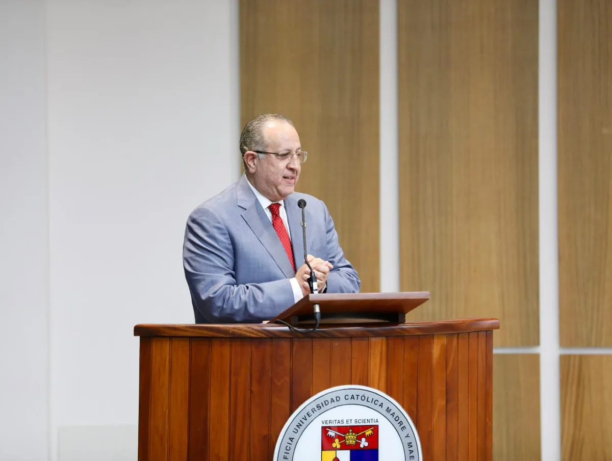 Ministro de Hacienda realiza en la PUCMM conversatorio sobre la economía dominicana