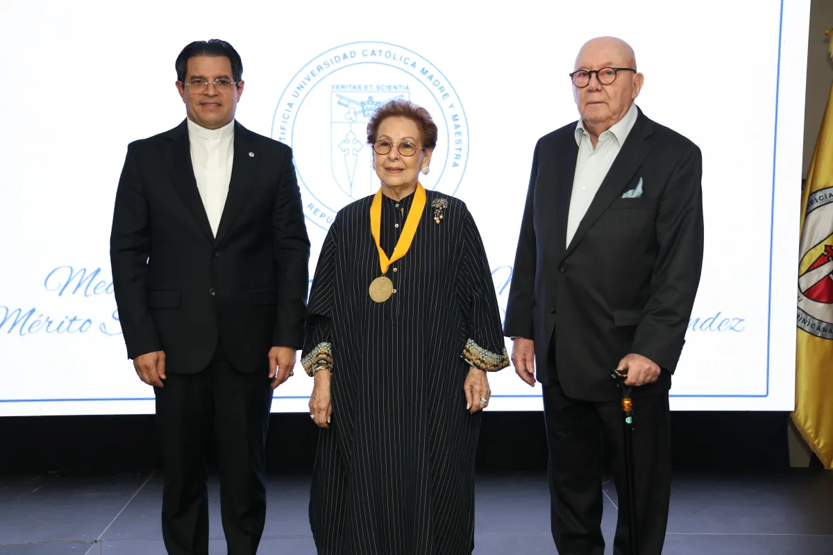 PUCMM otorga la Medalla de Honor Mater et Magistra a Xiomara Dájer de Menéndez