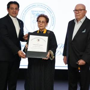 PUCMM otorga Medalla de Honor Mater et Magistra a Xiomara Dájer de Menéndez