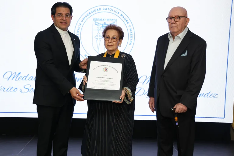 PUCMM otorga Medalla de Honor Mater et Magistra a Xiomara Dájer de Menéndez