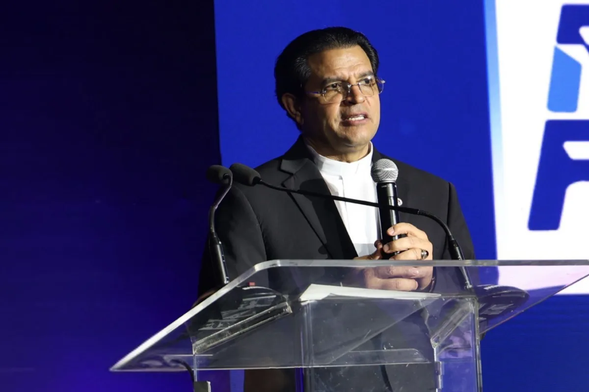 Rector Secilio Espinal modera panel en la IX Feria de Emprendedores