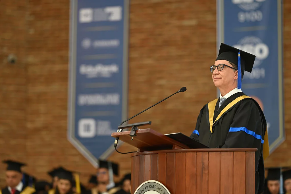Discurso del fundador de CECOMSA, Fernando Rosario, en graduación 113 de Santiago