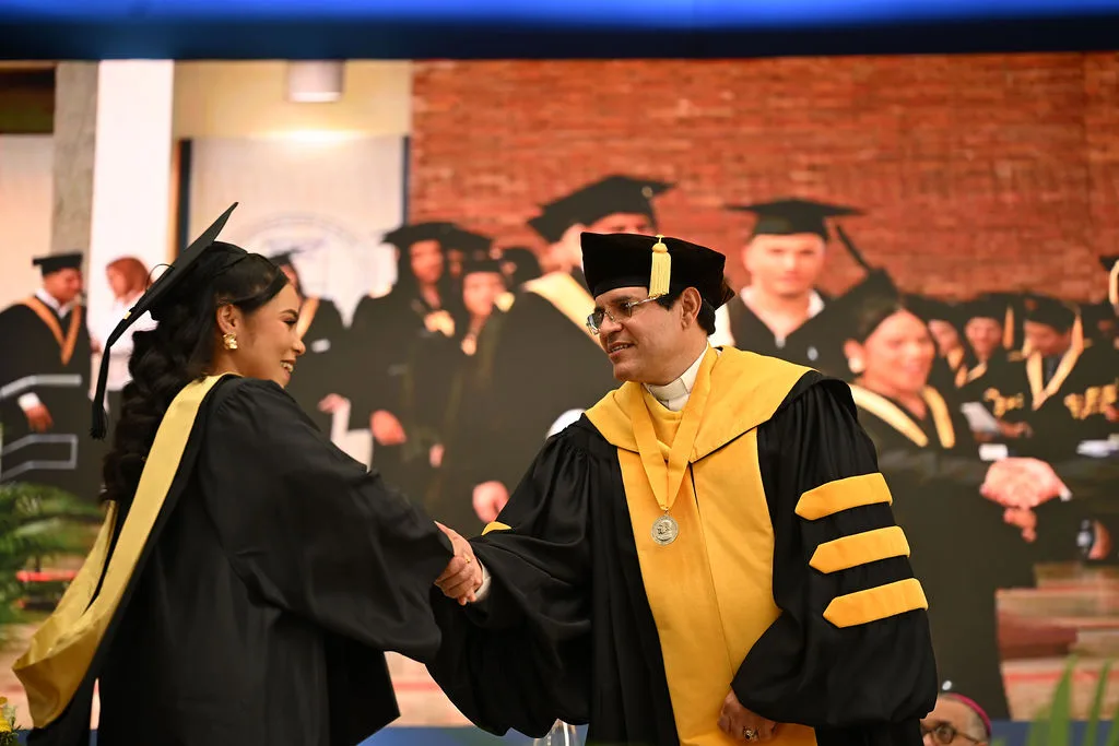 PUCMM entrega 1,272 profesionales, llama a responder a la sociedad con honestidad y transparencia